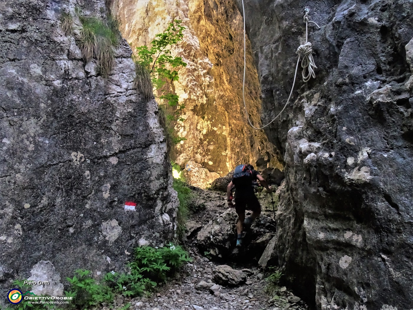 32 Passaggio tra falesie d'arrampicata.JPG